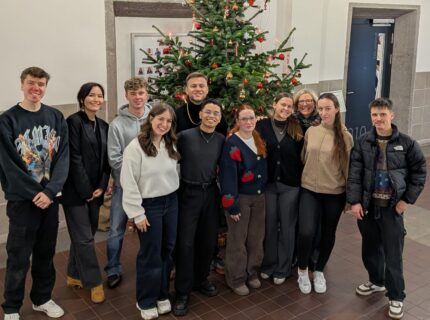 Adventliche Teamarbeit bringt das Foyer zum Funkeln